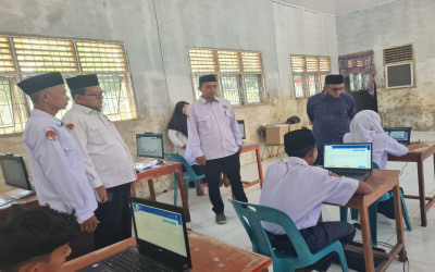 Kakanwil Kemenag Aceh Tinjau Langsung Pelaksanaan Gladi TKA di MTsN 1 Aceh Tamiang
